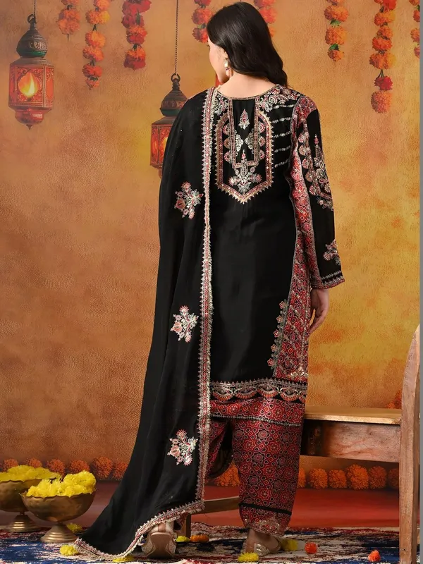 Women_Ethnic_Motifs_Embroidered_Regular_Thread_Work_Kurta_with_Patiala_&_With_Dupatta