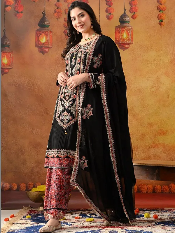 Women_Ethnic_Motifs_Embroidered_Regular_Thread_Work_Kurta_with_Patiala_&_With_Dupatta