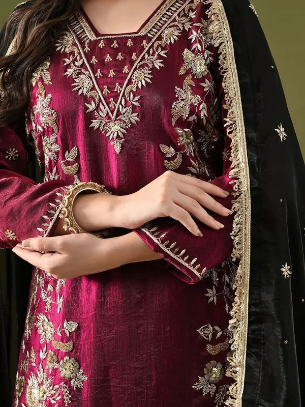Ethnic_Motifs_Embroidered_Regular_Thread_Work_Kurta_with_Palazzos_&_With_Dupatta