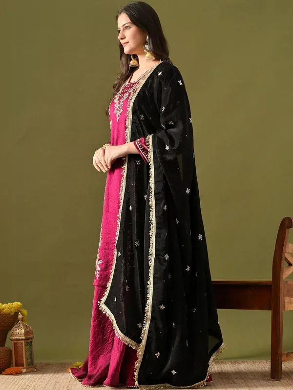 Ethnic_Motifs_Embroidered_Regular_Thread_Work_Kurta_with_Palazzos_&_With_Dupatta