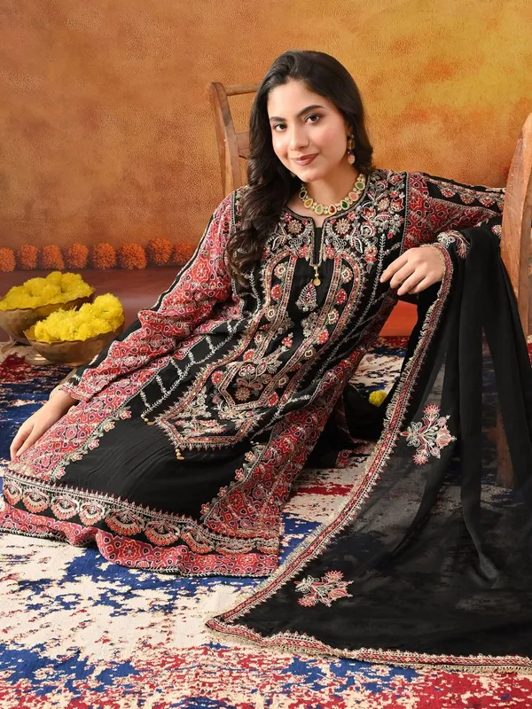 Women_Ethnic_Motifs_Embroidered_Regular_Thread_Work_Kurta_with_Patiala_&_With_Dupatta