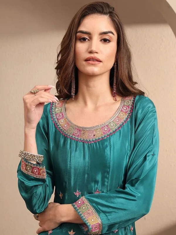 Women_Ethnic_Motifs_Embroidered_Pleated_Thread_Work_Silk_Crepe_Kurta_with_Trousers_&_With_Dupatta