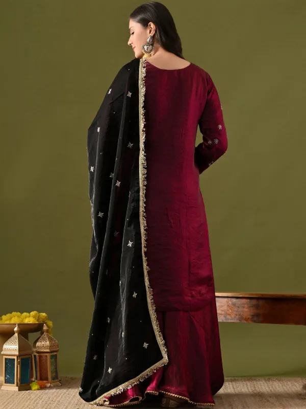 Ethnic_Motifs_Embroidered_Regular_Thread_Work_Kurta_with_Palazzos_&_With_Dupatta