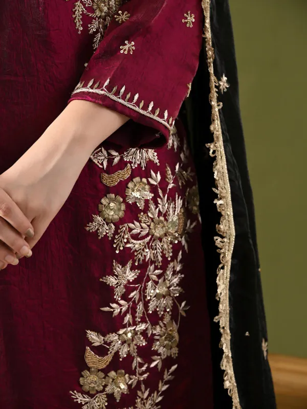 Ethnic_Motifs_Embroidered_Regular_Thread_Work_Kurta_with_Palazzos_&_With_Dupatta