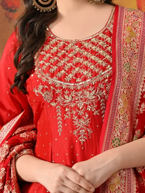 Women_Ethnic_Motifs_Embroidered_Regular_Sequinned_Pure_Silk_Kurta_with_Sharara_&_With_Dupatta
