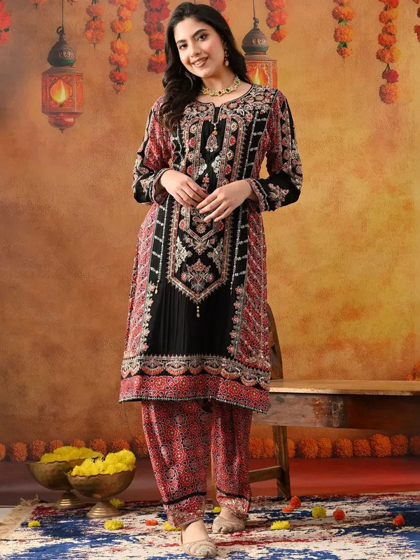 Women_Ethnic_Motifs_Embroidered_Regular_Thread_Work_Kurta_with_Patiala_&_With_Dupatta
