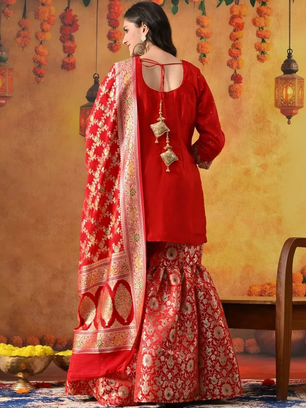 Women_Ethnic_Motifs_Embroidered_Regular_Sequinned_Pure_Silk_Kurta_with_Sharara_&_With_Dupatta