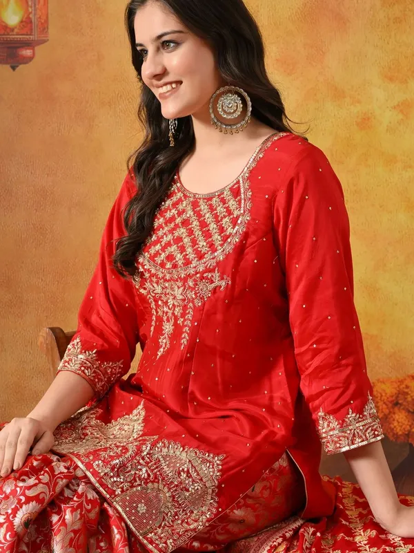 Women_Ethnic_Motifs_Embroidered_Regular_Sequinned_Pure_Silk_Kurta_with_Sharara_&_With_Dupatta