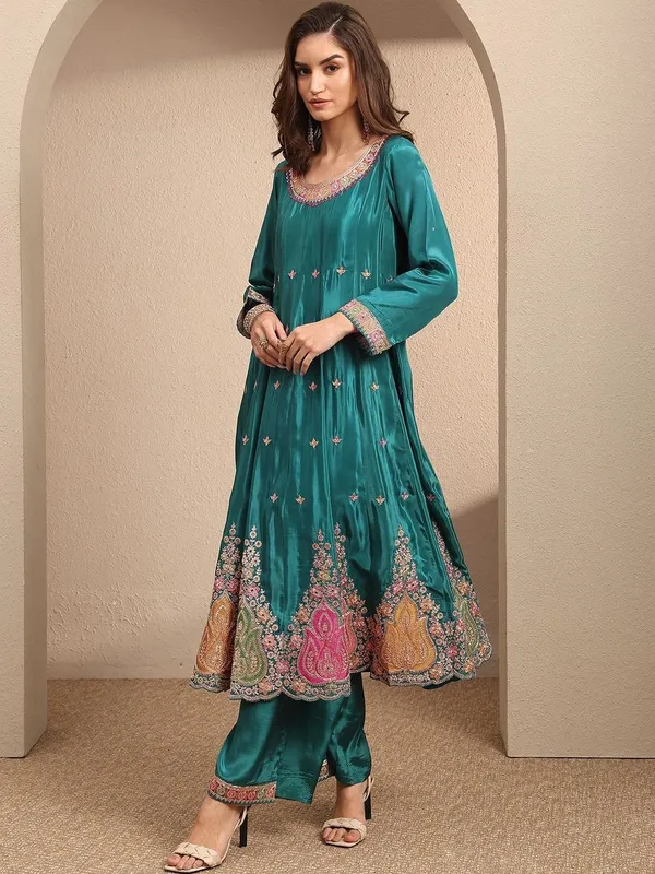 Women_Ethnic_Motifs_Embroidered_Pleated_Thread_Work_Silk_Crepe_Kurta_with_Trousers_&_With_Dupatta