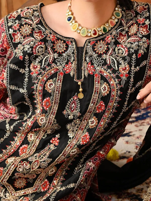 Women_Ethnic_Motifs_Embroidered_Regular_Thread_Work_Kurta_with_Patiala_&_With_Dupatta