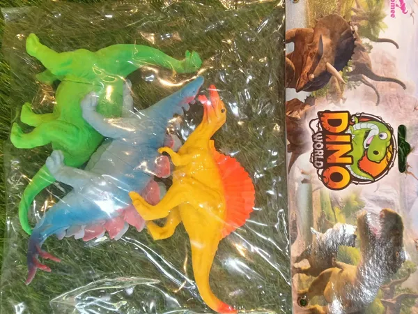 Dino_World_Assorted_Dinosaur_Figurine_Set