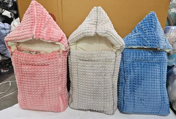 Quilted_Hooded_Baby_Carry_Cot_for_Newborns