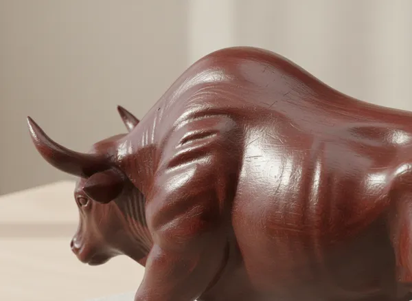 Majestic_Bull_Statue_Minimalist_Strength_Decor_Red