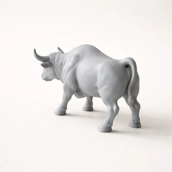 Majestic_Bull_Statue_Minimalist_Strength_Decor_Silver