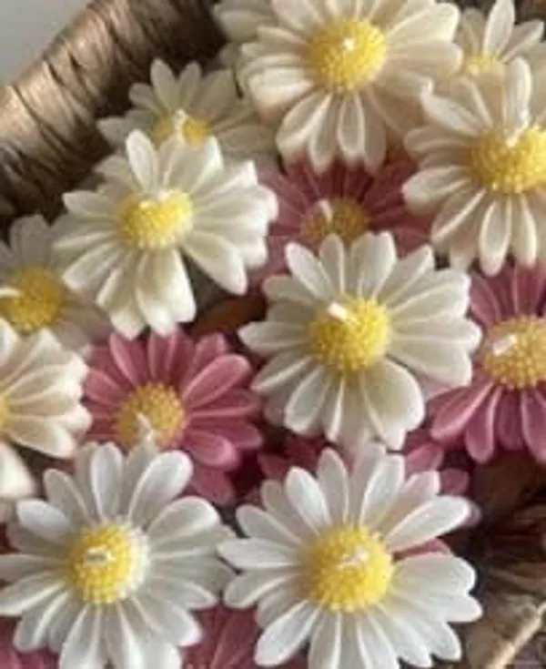 White_And_Yellow_Soy_Wax_Scented_Candles_For_Home_Decor