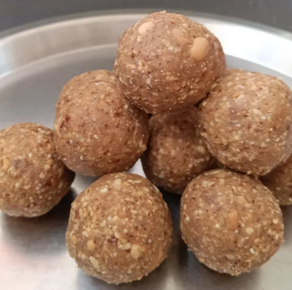 Satvankur_Shengdana_Peanut_Jaggery_Laddu