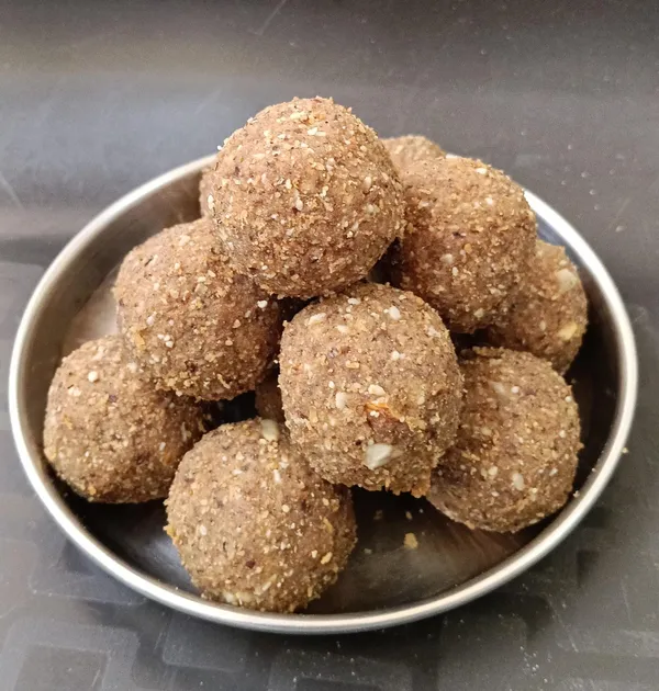 Satvankur_Dink_Dry_Fruit_Ladoo_With_Jaggery_Almonds_Cashews