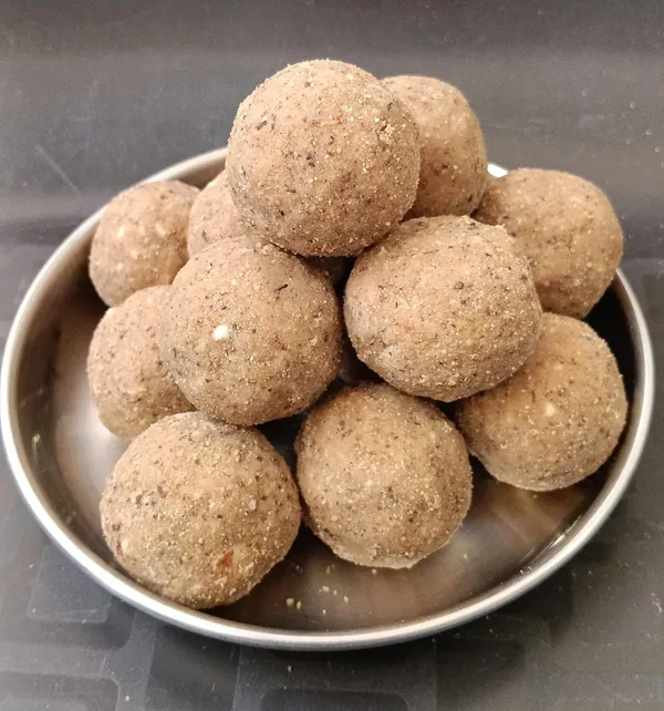 Satvankur_Poushtik_Ladoo_With_Dink_Dry_Fruits_Ghee