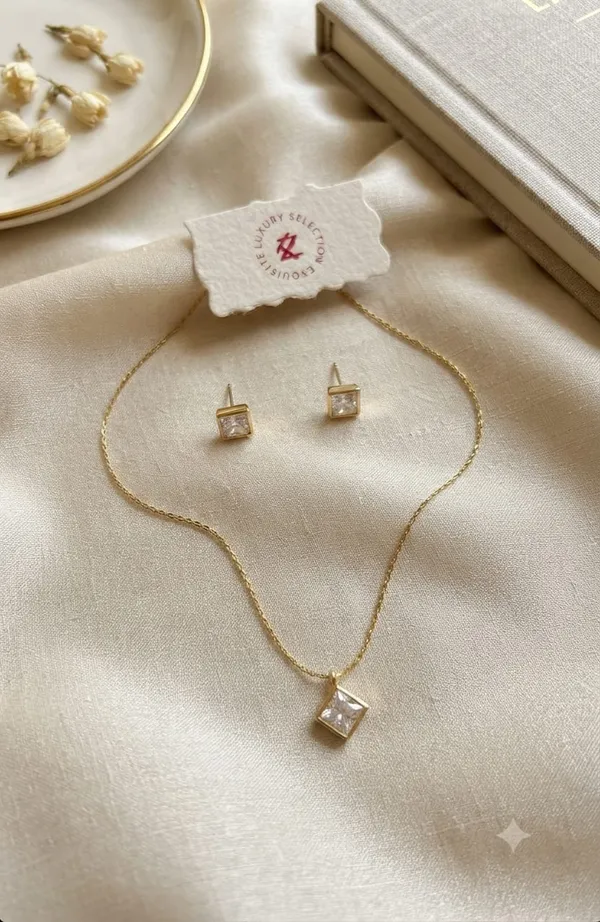 Trisha_Jewels_|_Diamond_Solitaire_Necklace_&_Earrings_Jewellery_Set_Gold_Plated