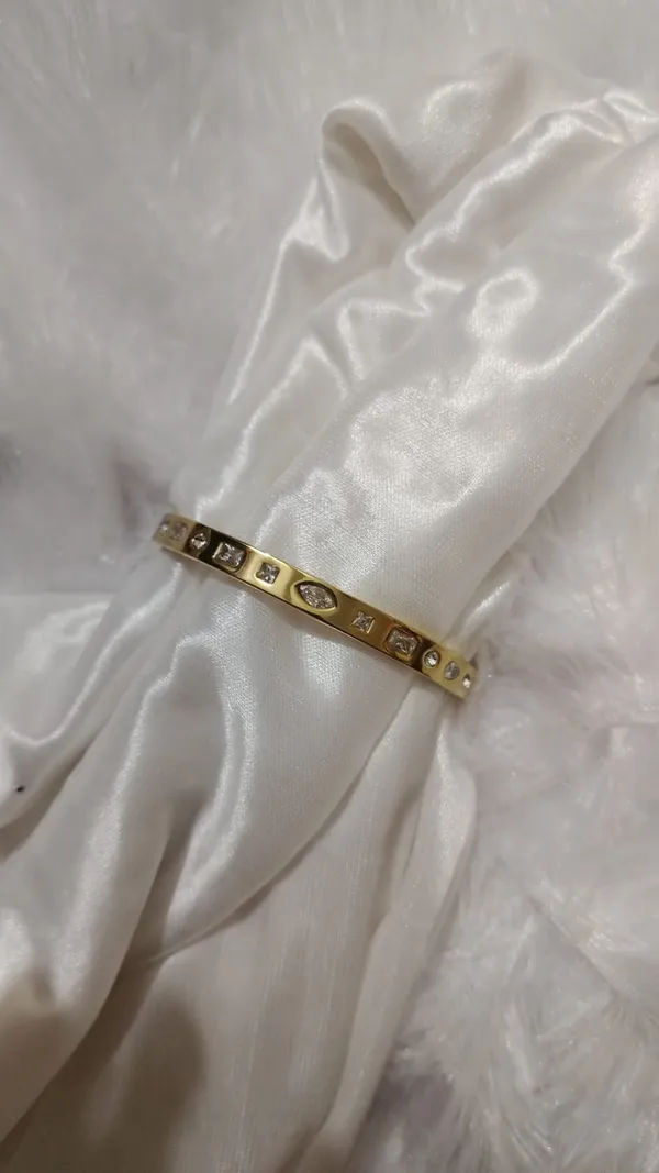 Trisha_Jewels_|_Slim_Stone_Studded_Kada_Bangle_Gold_Plated_Anti_Tarnish_for_Women
