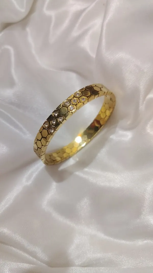 Trisha_Jewels_|_Honeycomb_Stone_Studded_Kada_Bangle_Gold_Plated_Anti_Tarnish