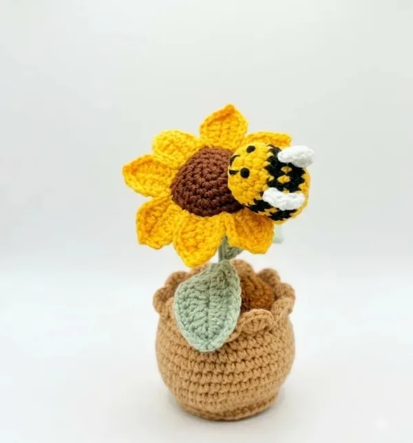 Sunflower_With_Honeybee_Pot