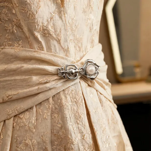 Silver_Metal_Decorative_Garment_Buckle_for_Women