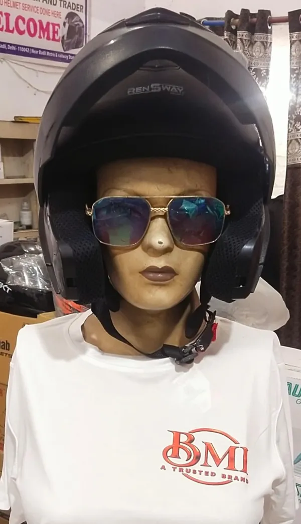Matte_Black_Motorcycle_Helmet_With_Clear_Visor