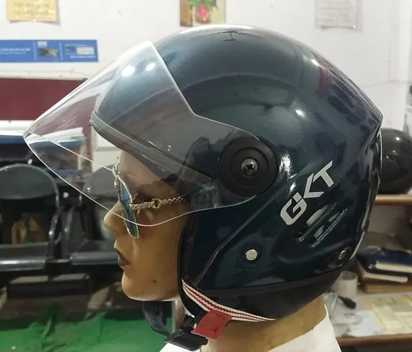 Black_Plastic_Helmet_For_Bike_Riders