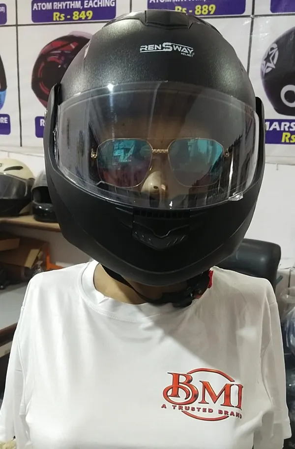Matte_Black_Motorcycle_Helmet_With_Clear_Visor