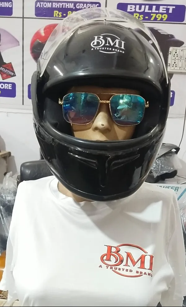 Black_Plastic_Helmet_For_Bike_Riders