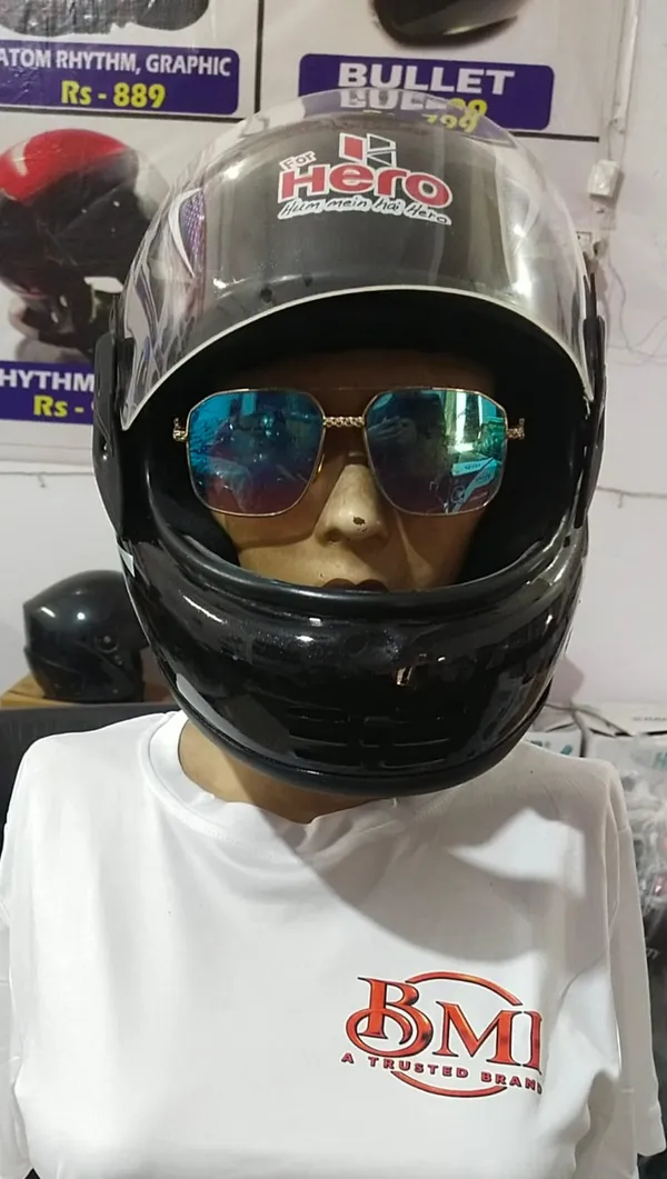 Black_Full_Face_Helmet_for_Motorcyclists