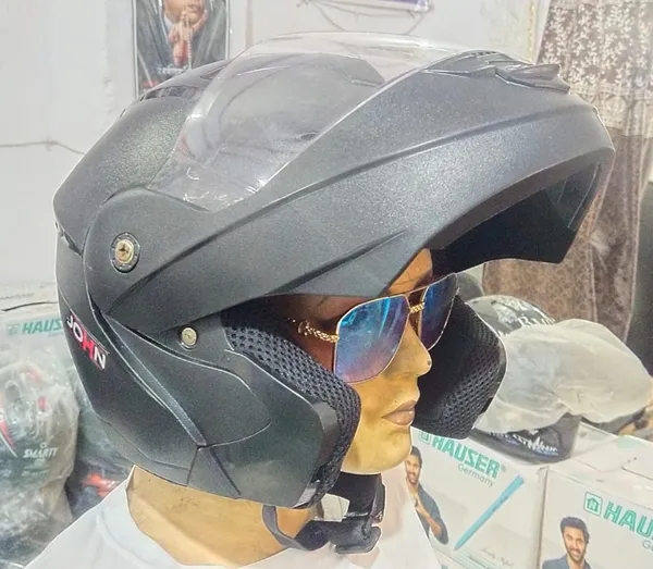 Matte_Black_Motorcycle_Helmet_With_Clear_Visor