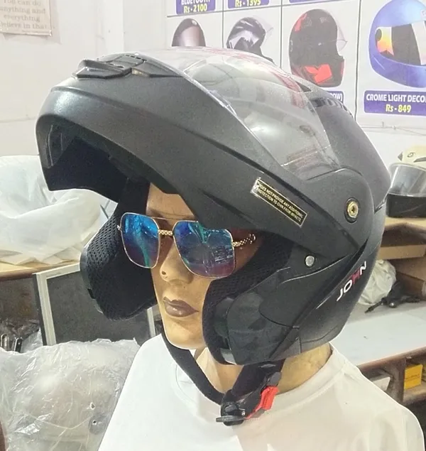 Matte_Black_Motorcycle_Helmet_With_Clear_Visor