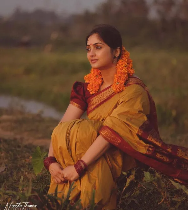 Mustard_Yellow_Lichi_Silk_Traditional_Saree_For_Women