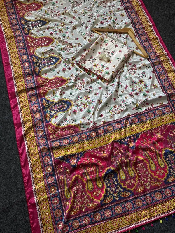 Cream_Modal_Satin_Crepe_Silk_Floral_Print_Saree_For_Women