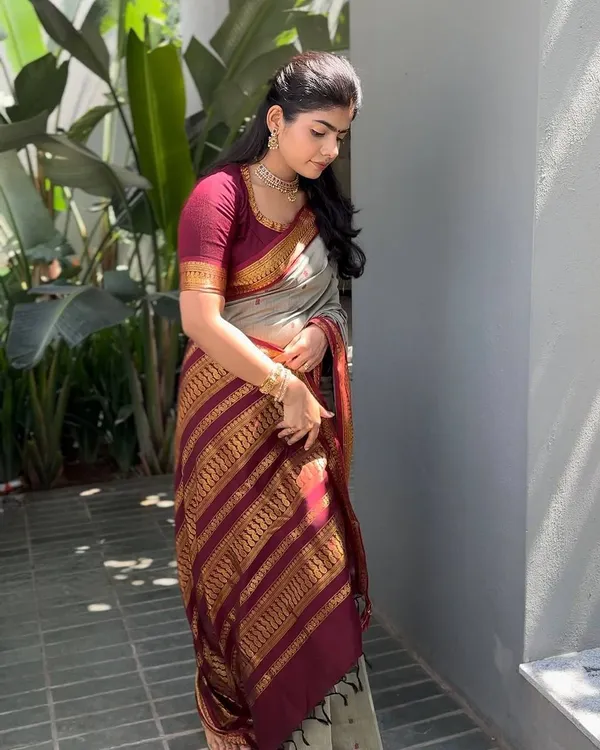 Grey_Lichi_Silk_Woven_Saree_For_Women