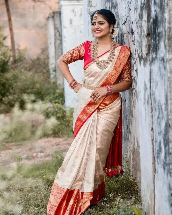Red_Lichi_Silk_Woven_Traditional_Saree_For_Women