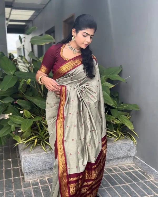 Grey_Lichi_Silk_Woven_Saree_For_Women