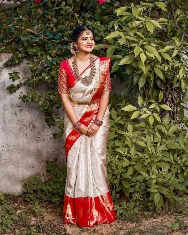 Red_Lichi_Silk_Woven_Traditional_Saree_For_Women