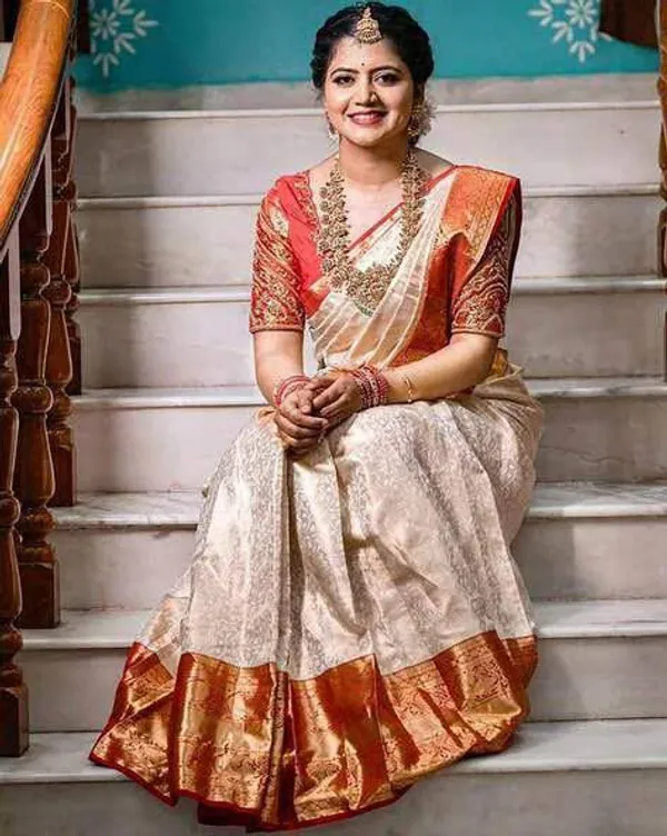 Red_Lichi_Silk_Woven_Traditional_Saree_For_Women