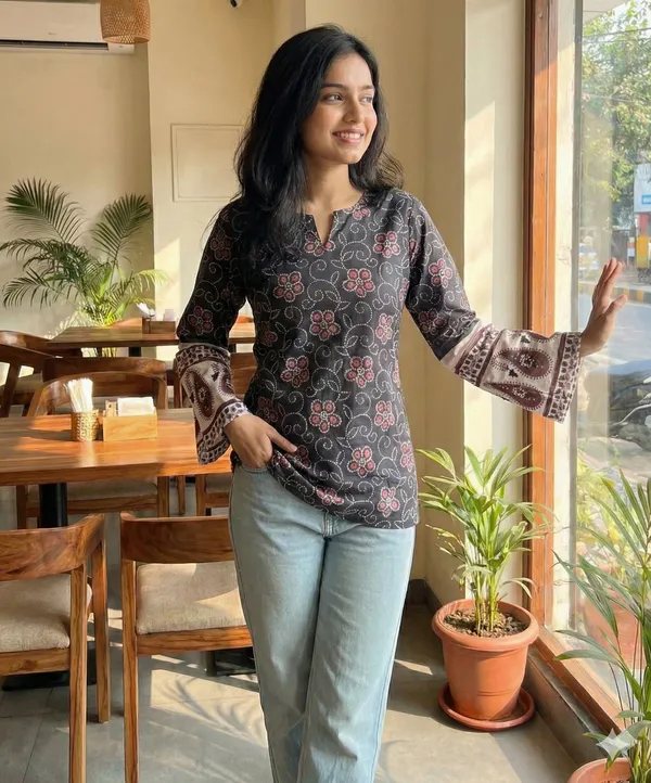 Black_Printed_Regular_Fit_Top_For_Women