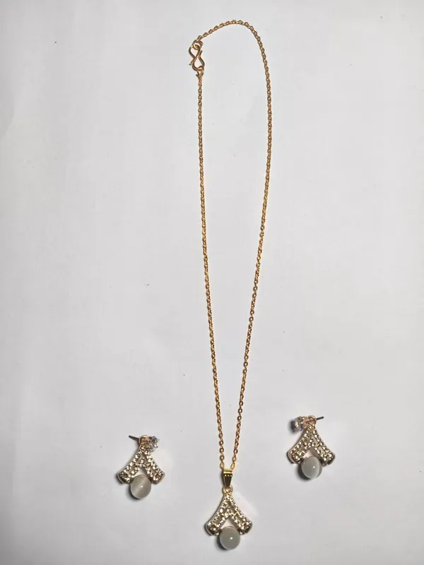 Gold_Brass_Combo_Earring_And_Pendant_Set_For_Women