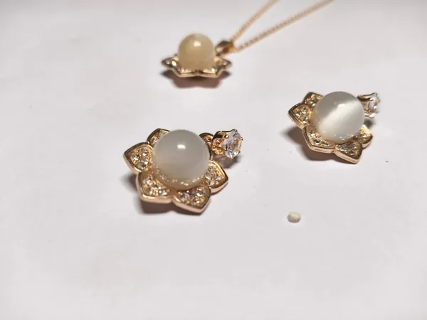 Gold_And_White_Brass_Combo_Earring_And_Pendant_Set_For_Women