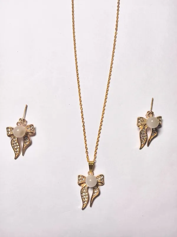 Gold_Brass_Combo_Earring_And_Pendant_Set_For_Women