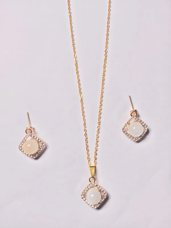 Gold_Brass_Combo_Earring_And_Pendant_Set_For_Women