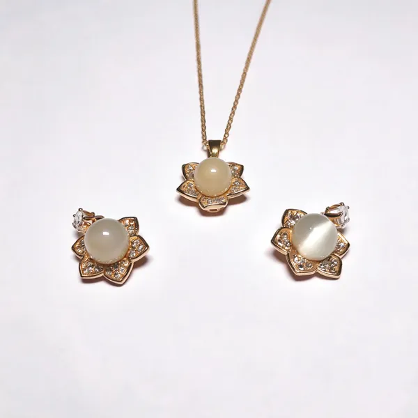 Gold_And_White_Brass_Combo_Earring_And_Pendant_Set_For_Women