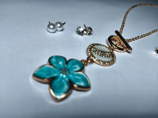Turquoise_And_Gold_Brass_Combo_Earring_And_Pendant_Set_For_Women