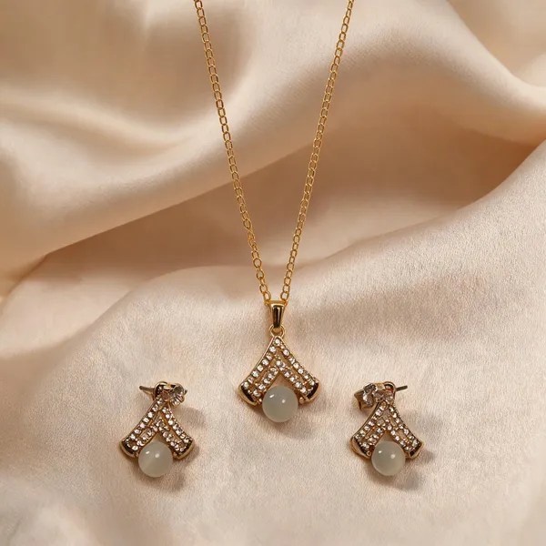 Gold_Brass_Combo_Earring_And_Pendant_Set_For_Women