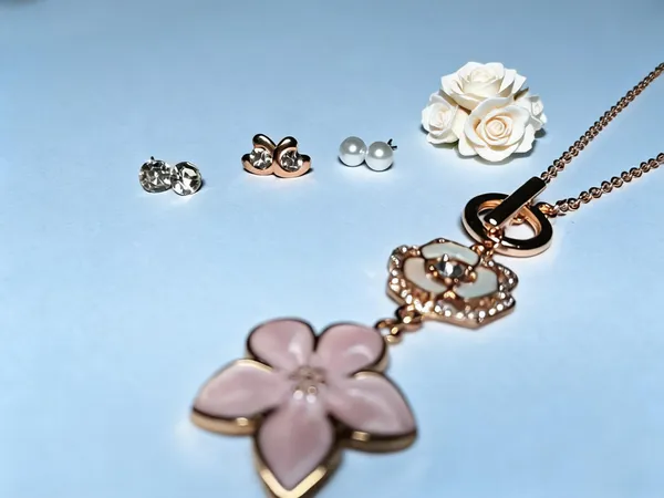 Gold_Brass_Combo_Earring_And_Pendant_Set_For_Women